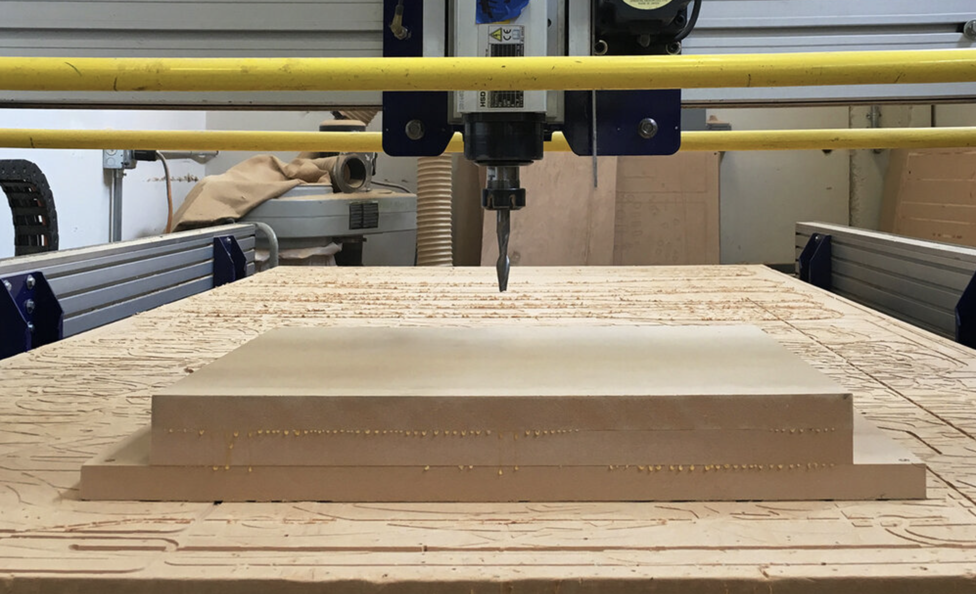 Склеюємо деталі у цільноламельні щити, і надаємо кінцеву форму. Використовуємо професійні столярні клеї та шпаклівки. Свердління та фрезерування усіх деталей виконуємо на професійних станках із числовим програмним управлінням та на іншому професійному обладнанні.