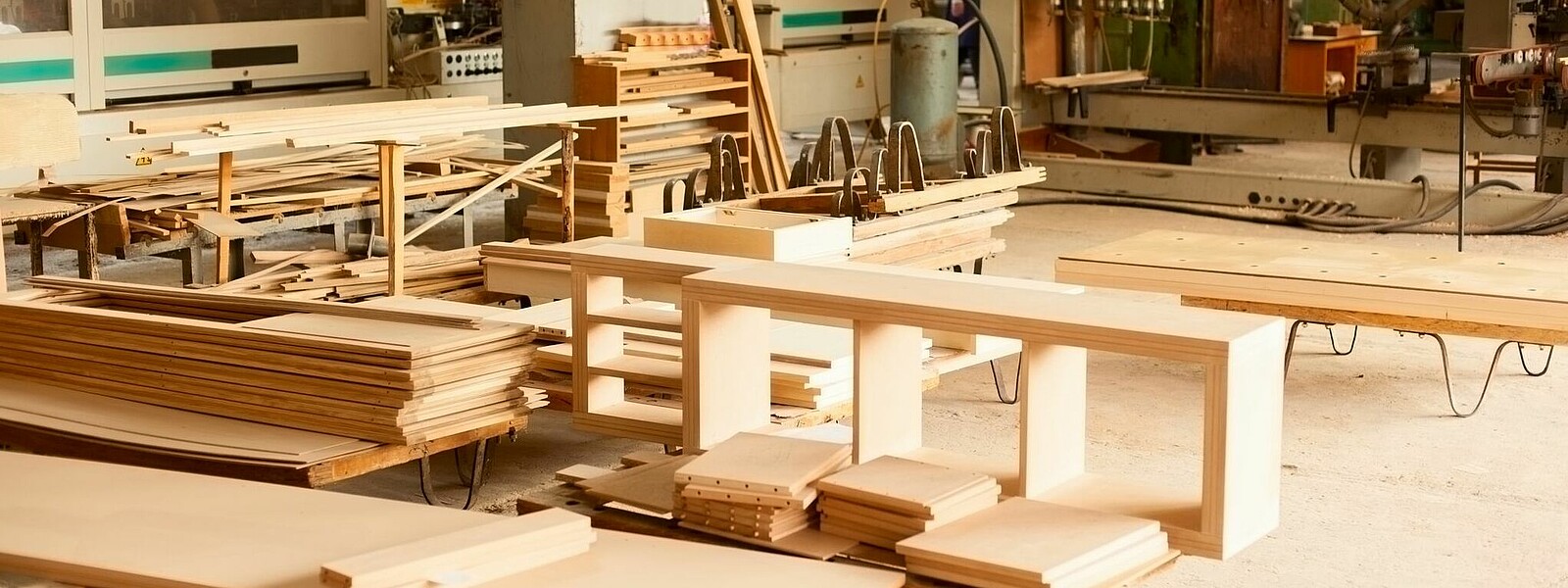 Маємо власний виробничий комплекс повного циклу. Розташований у Житомирі, Житомирській області. Виробництво укомплектовано сучасним столярним обладнанням.